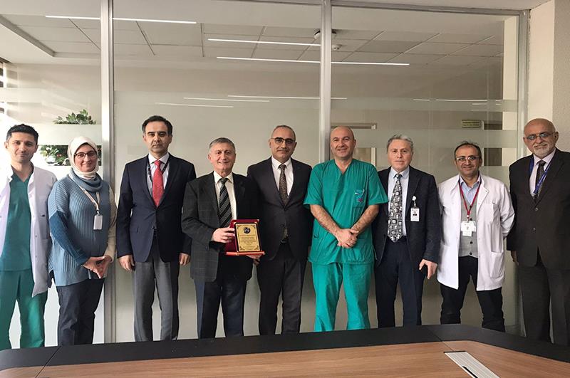 Başhekimimiz Prof. Dr. Fatih Horozoğlu, Prof. Dr. Erdoğan M. Sözüer’e Plaket Takdiminde Bulundu