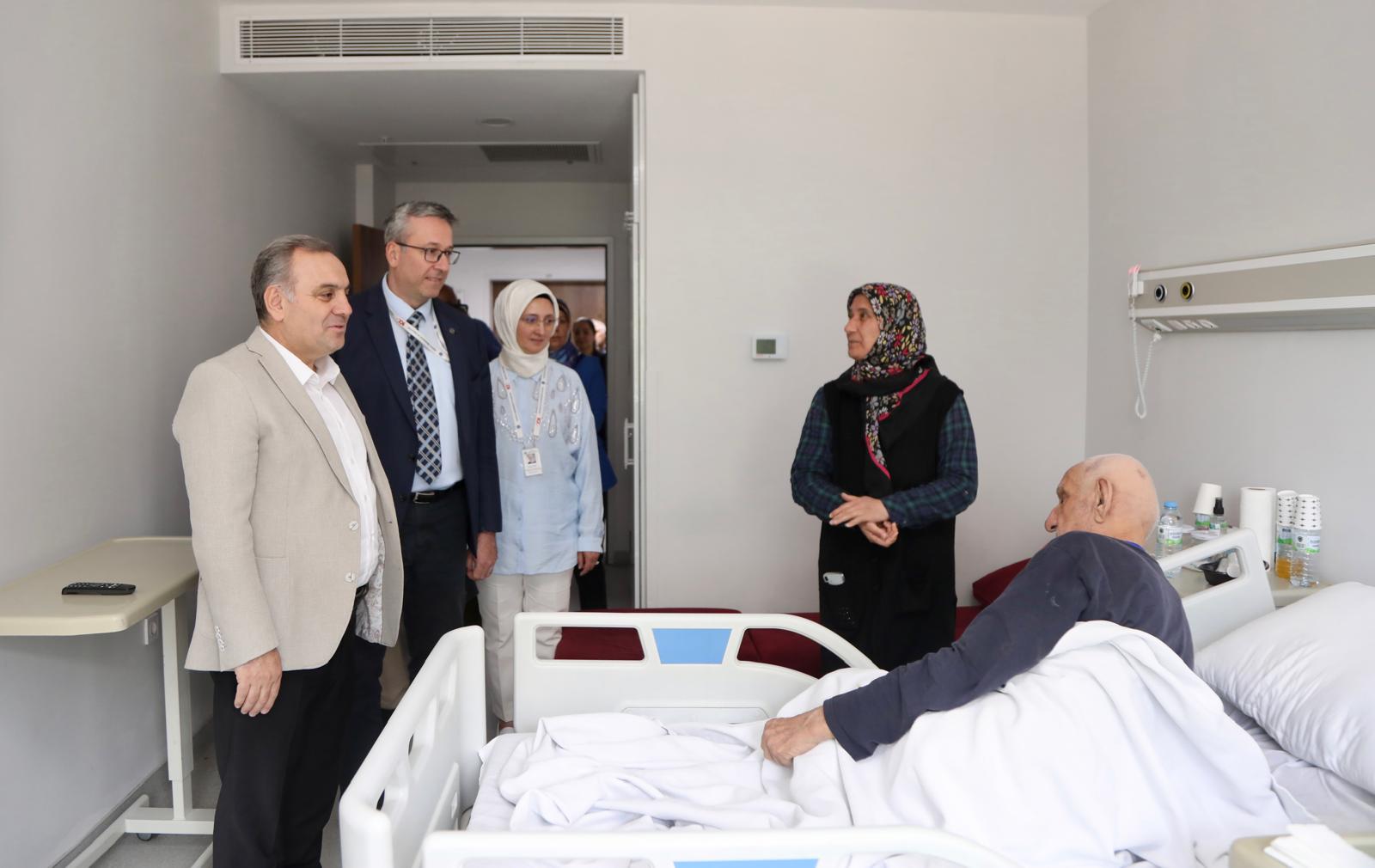 Rektörümüz ve Başhekimimiz, “Kurban Bayramı” Münasebetiyle Hastaları Ziyaret Ederek Sağlık Personeli İle Bayramlaştı